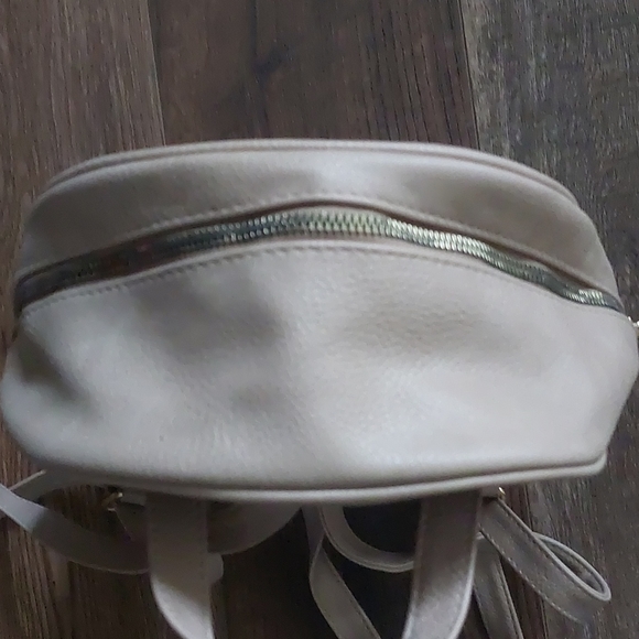 Backpack - Picture 5 of 8